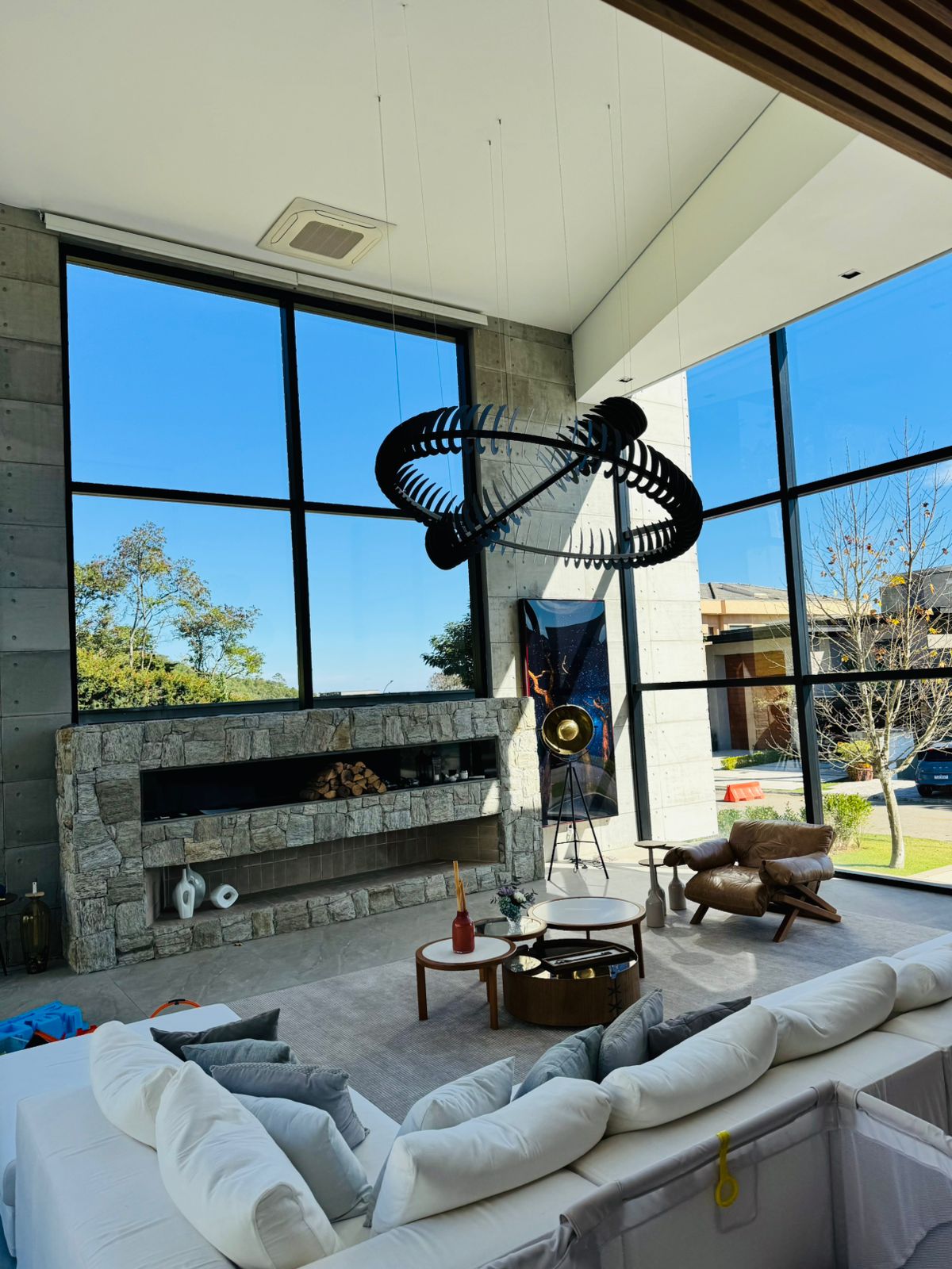 Interior de casa com esquadrias de alumínio pé-direito duplo