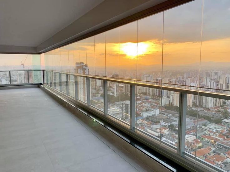 Envidraçamento de sacada com fechamento em vidro e perfis de alumínio