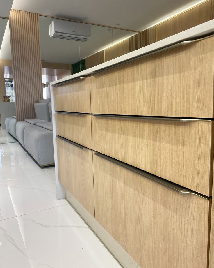 Projeto de marcenaria sob medida com painel ripado, cozinha planejada e tons terrosos
